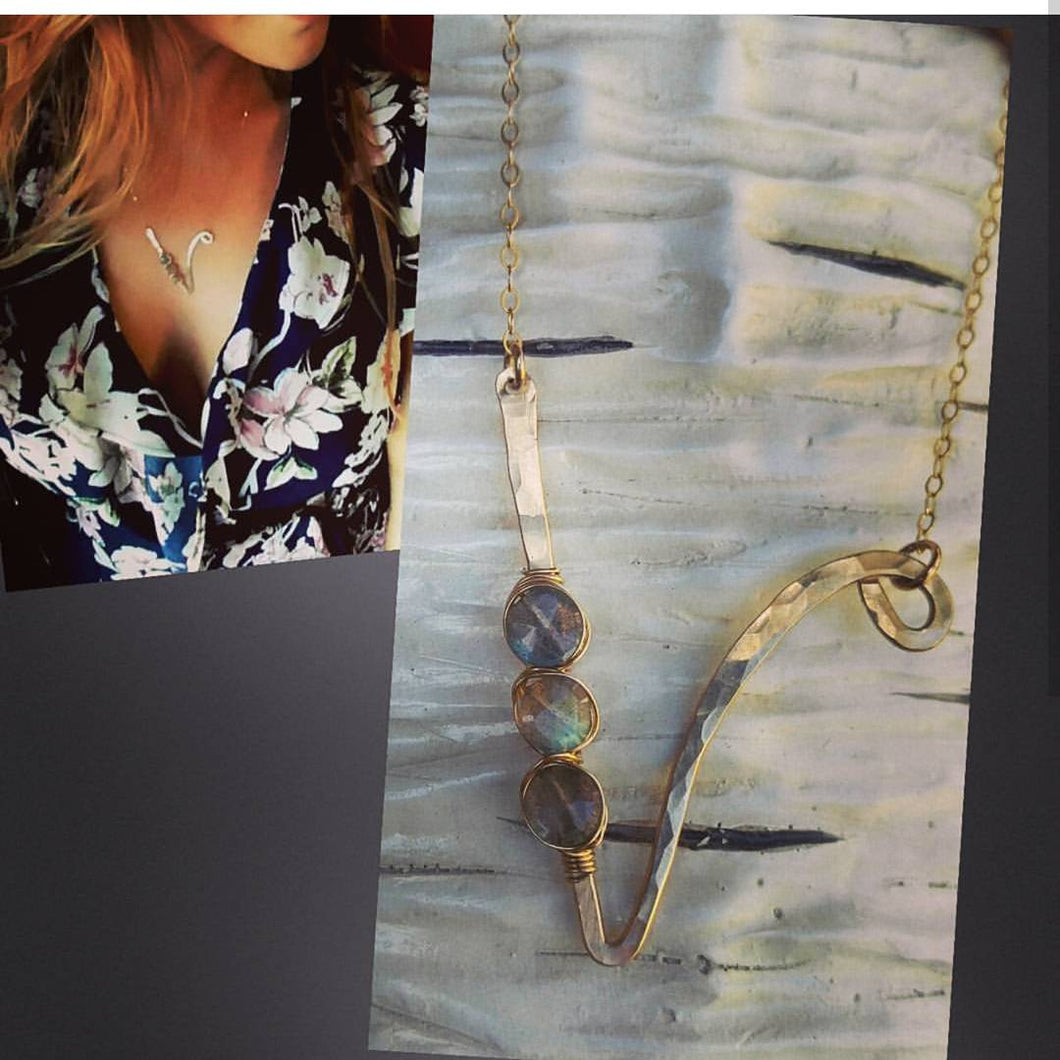 The Fancy V Necklace With Moonstone Or Labradorite